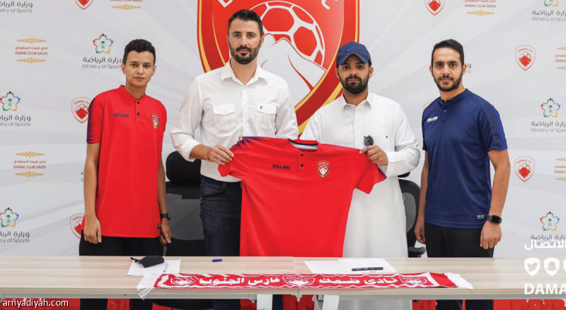 صورة التقطت أمس لأحمد زاهر المدير التنفيذي لنادي ضمك مع الكرواتي ريزيتش وفيصل القحطاني مشرف الفئات السنية (المركز الإعلامي ـ نادي ضمك)