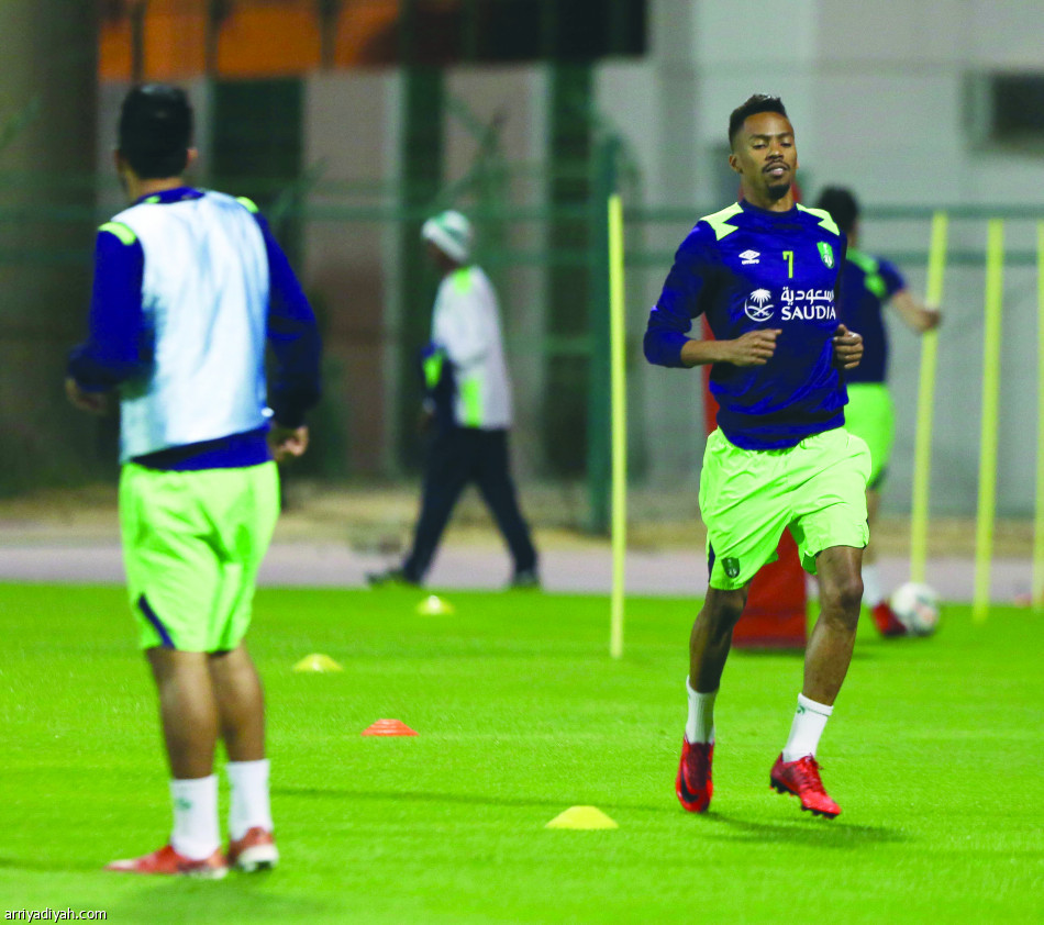 العمري والمؤشر يدعمان الأهلي قبل الشعلة