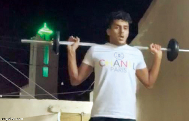 صورة التقطت أمس لسلطان عقيلي لاعب فريق الكوكب الأول لكرة القدم أثناء تدريباته المنزلية (صورة خاصة بالرياضية)