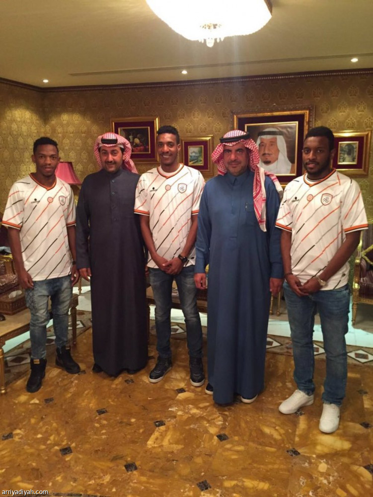 الشباب يتعاقد مع ثلاثي الهلال