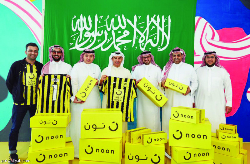 وقّع ياسر نصيف الأمين العام الرئيس التنفيذي في نادي الاتحاد عقد الرعاية الأكبر في تاريخ النادي مع منصة نون للتسويق الإلكتروني.. وفي الصورة التي التقطت أمس يظهر نصيف ومحمد العبار مؤسس المنصة وعبد الله كبوها عضو مجلس إدارة النادي وحسين الشريف المتحدث الرسمي (المركز الإعلامي ـ الاتحاد)