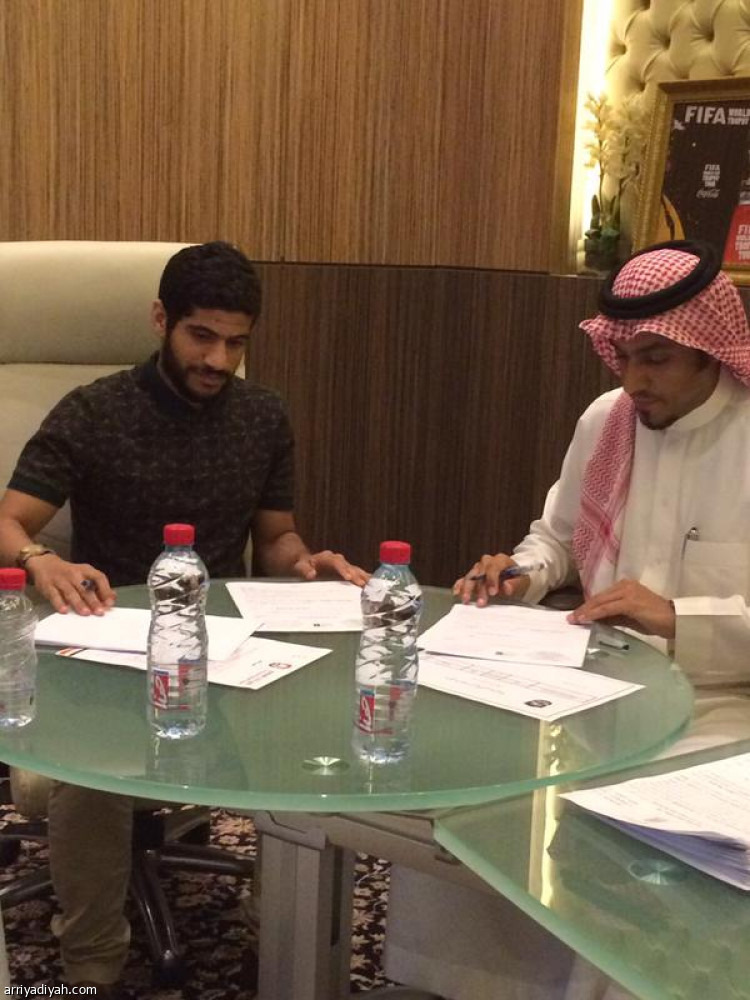 النصر يكشف الطقم الجديد