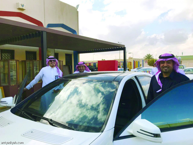 صورة التقطت أمس في مقر نادي الحزم لوفد رابطة دوري المحترفين المؤلف من سعد الدلاك الأمين العام للجنة المراقبين ومهند الحواس مدير قسم الإعلام وعبد اللطيف خليل.. وعاين الوفد ملعب الحزم في محافظة الرس ورافقه عبد الله المقحم رئيس النادي تصوير: فهد البطاح