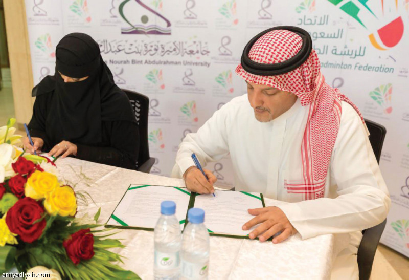 صورة التقطت أمس لمقرن المقرن رئيس الاتحاد ومنيرة المقرن عميد الطالبات في الجامعة أثناء توقيع الاتفاقية (المركز الإعلامي ـ اتحاد الريشة)