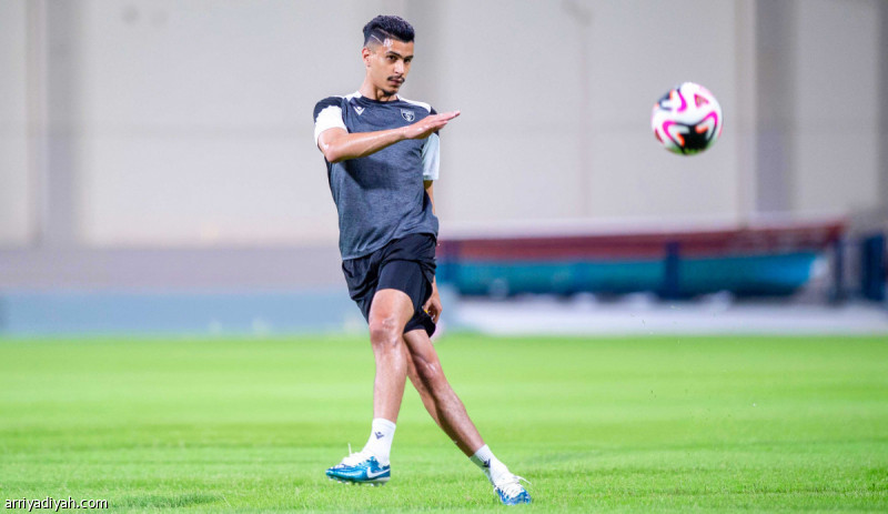 الاتحاد والأهلي يفاوضانه