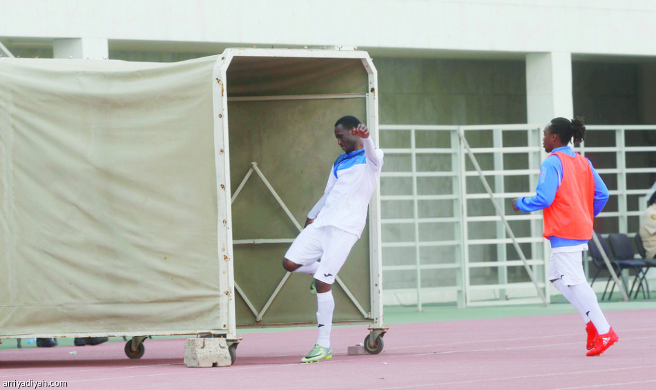 حامد.. غضب من الحمراء وأتلف الباب