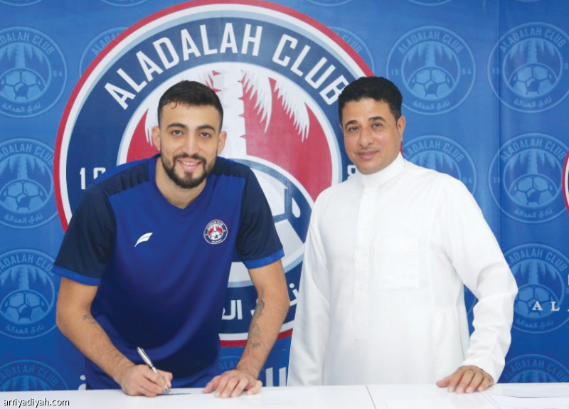صورة التقطت أمس للمضحي رئيس نادي العدالة اثناء توقيع البرازيلي ايفرتون( المركز الاعلامي - العدالة )