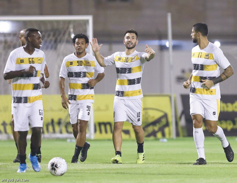 صورة التقطت أمس للمغربي مروان دا كوستا والتشيلي كارلوس فيلانويفا والبرازيلي رومارينيو وسعود عبد الحميد لاعبي فريق الاتحاد الأول لكرة القدم أثناء التدريبات على ملعب فيصل بن فهد في مقر النادي استعدادًا للقاء الكلاسيكو أمام الهلال غدًا في قمة مواجهات الجولة الرابعة من دوري كأس محمد بن سلمان للمحترفين (المركز الإعلامي ـ الاتحاد)