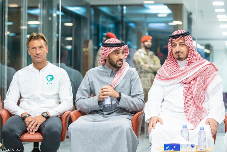 الفيصل يستقبل بعثة الأخضر