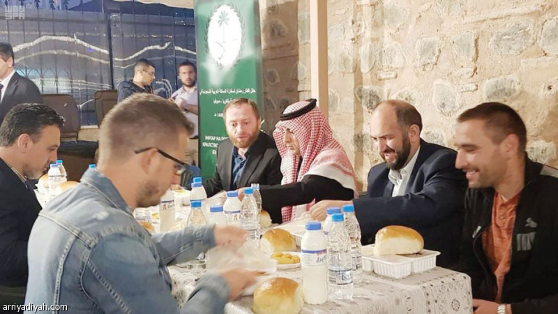 صورة التقطت أمس الأول للقائم بأعمال السفارة السعودية بالنيابة في بلغاريا مع الحضور خلال الإفطار(واس)