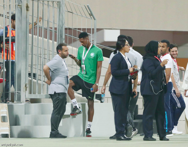 صورة التقطت أمس الأول لمحمد كنو لاعب المنتخب السعودي الأول يطالع شاشة جواله بالقرب من البوابة المؤدية إلى مدرجات ملعب البحرين الوطني تصوير: عيسى الدبيسي