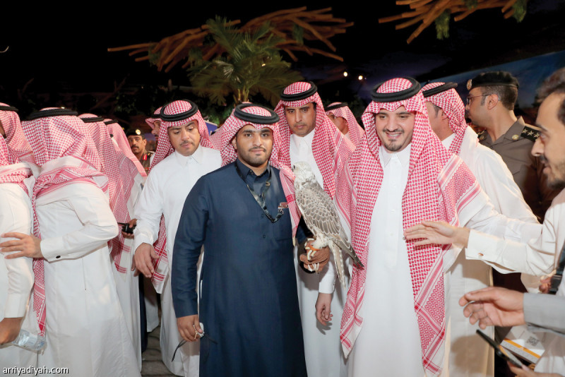 صورة التقطت أمس لعبد العزيز بن سعود بن نايف، وزير الداخلية رئيس مجلس إدارة نادي الصقور، خلال زيارته معرض الصقور والصيد السعودي الذي ينظمه نادي الصيد السعودي في الرياض ويستمر خمسة أيام بمشاركة 250 عارضًا يمثلون 20 دولة.. ويظهر في الصور الجانبية عددٌ من الأطفال خلال زيارتهم المعرض وتعرُّفهم على محتوياته تصوير: فهد المري وبندر الرمالي