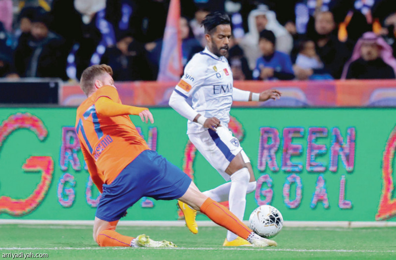 صورة التقطت أمس للبرتغالي أرسينيو لاعب الفيحاء يحاول قطع الكرة من نواف العابد لاعب الهلال تصوير: علي الظاهري