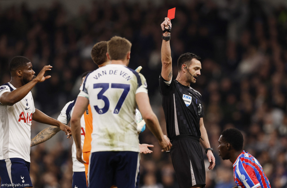 خطر الهبوط يقترب.. بالاس يعمق جراح توتنام بثلاثية