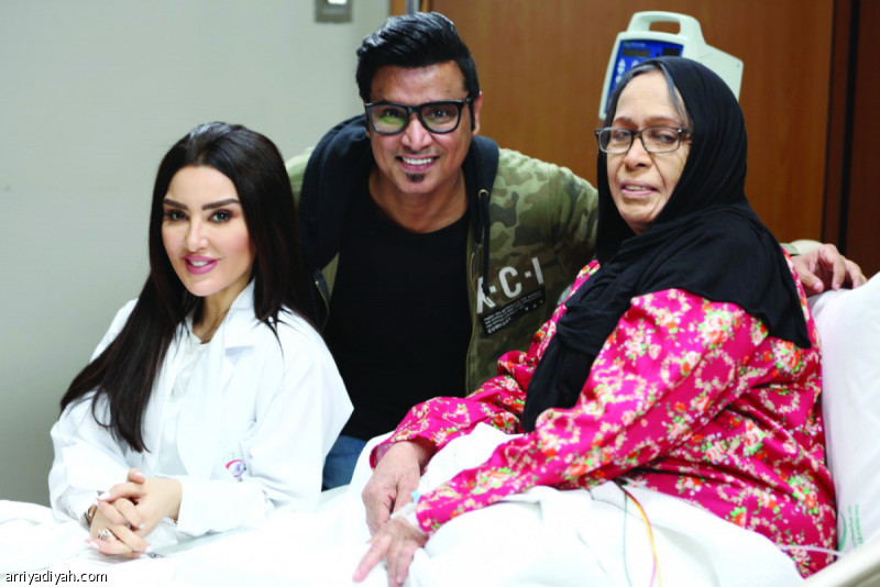 صورة التقطت من كواليس فيلم نجد الذي استقبلته صالات السينما السعودية والعالمية خلال الشهر الماضي وتبدو حياة الفهد وميساء مغربي وبينهما خالد الراجح منتج ومؤلف الفيلم (صورة خاصة بالرياضية)
