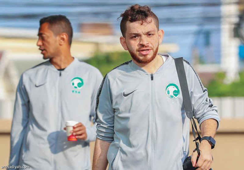 صورة التقطت أمس لحموة يحمل كاميرته لتصوير تدريب المنتخب السعودي الأولمبي (صورة خاصة بالرياضية)