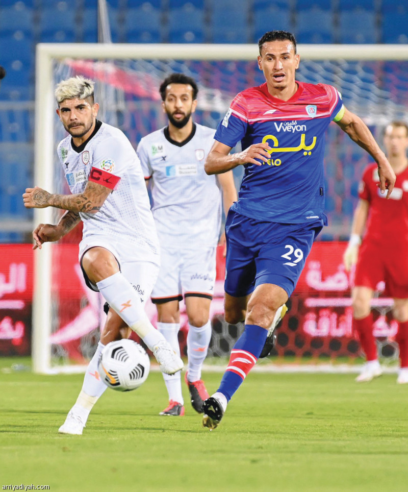 صورة التقطت أمس للأرجنتيني بانيجا لاعب الشباب، يمرِّر الكرة وسط زحمة من اللاعبين تصوير: عبد الرحمن السالم