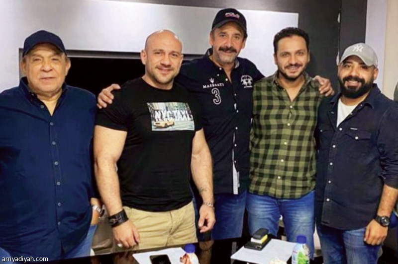 صورة التقطت أمس الأول لأحمد مكي وكريم عبد العزيز يتوسطان فريق العمل (شركة سينرجى)