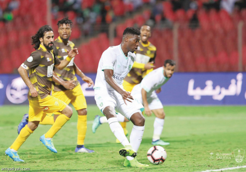 صورة التقطت أمس لديجانيني يسدد الكرة وسط ترقب عبدالغني(المركز الإعلامي ـ الأهلي)