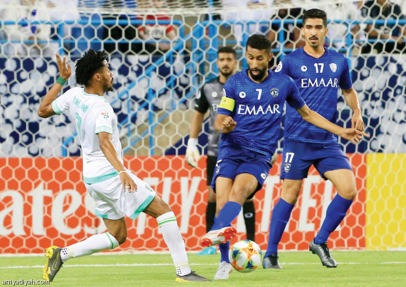 صورة التقطت لمحسن الفرج لاعب الهلال يقود هجمة على مرمى الأهلي (الفرنسية)