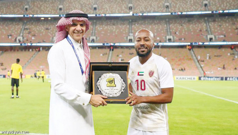 صورة التقطت أمس من تسليم لؤي ناظر الدرع التذكارية إلى إسماعيل مطر قائد فريق الوحدة