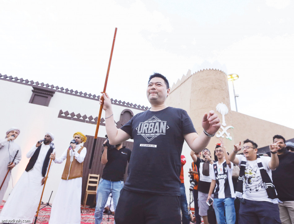 القرية.. 
سيرك وفن وألعاب شعبية