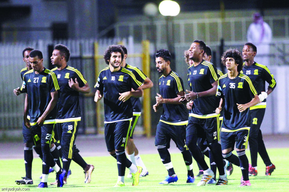 الأهلي يحتفل بالدوري والاتحاد بـ“نور”