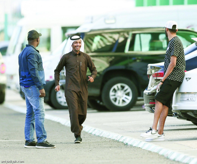 تفاجأ مهند عسيري لاعب فريق الأهلي الأول لكرة القدم بمشجع أهلاوي يستوقفه عند موقف السيارات في مقر النادي عند وصوله لأداء التدريبات، ثم توجه نحوه واحتضنه وطلب منه أن يأخذ معه صورة سيلفي، تجاوب عسيري مع طلب المشجع دون تردد، وفي الصور التي التقطت أمس المشجع الأهلاوي يسير نحو عسيري قبل أن يحتضنه ويأخذ معه الصورة السيلفي تصوير: وهبان خبتي