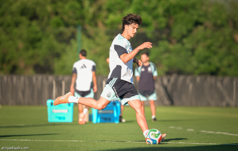 Argentina omits Paredes from World Cup