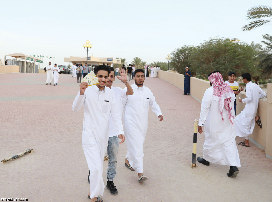 متجر النصر..
سباق على التذاكر والقمصان