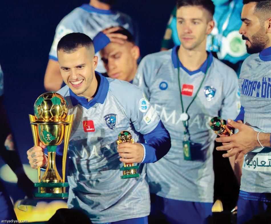 الكأس زرقاء.. والذهب هلالي