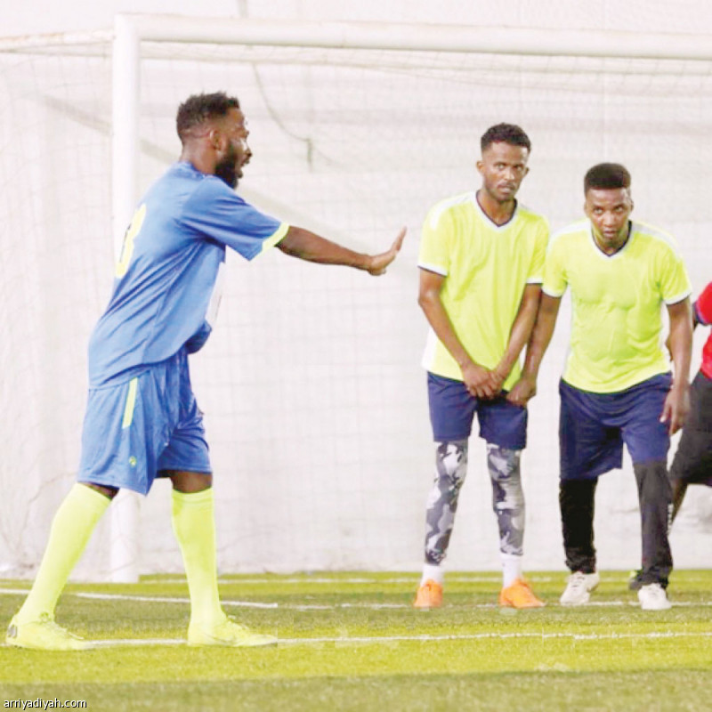 صورة التقطت أمس الأول لفهد المولد لاعب فريق كشري أبو طارق يستعد لتنفيذ إحدى الكرات الثابتة على رأس 18.. بينما يقف محمد نور وإبراهيم هزازي لاعبا المحترفين في حائط الصد(الرياضية)