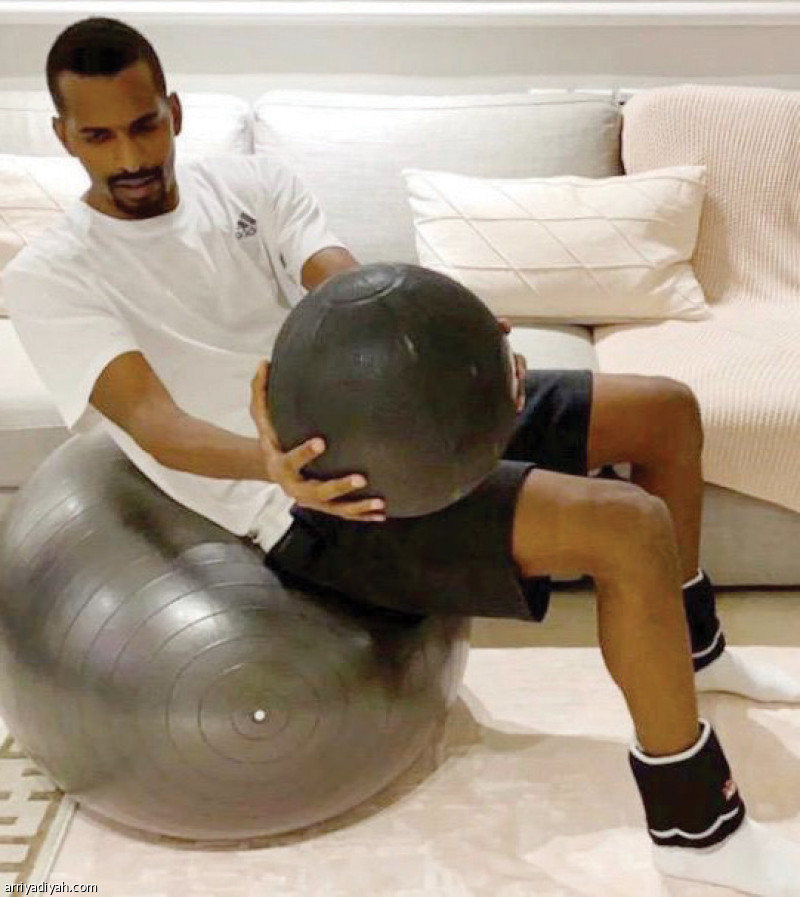 صورة التقطت أمس الزوري يؤدي تدريباته في منزله في الرياض (صورة خاصة بالرياضية)