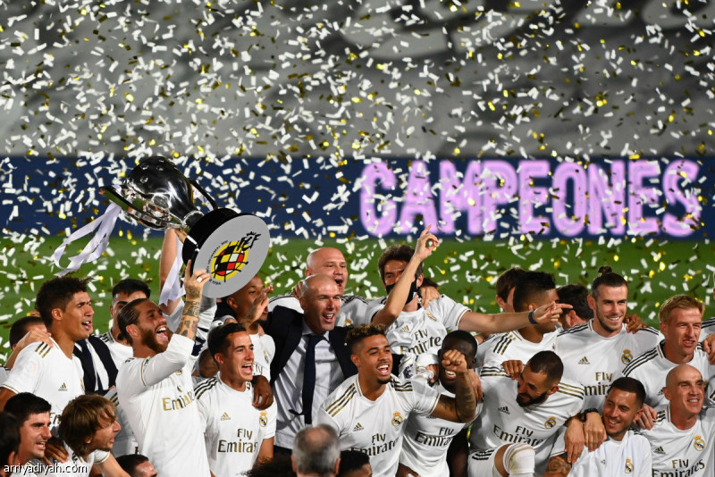 عانق فريق ريال مدريد لقب الدوري الـ34 في تاريخه، بعد أن كسب ضيفه فياريال، الخميس، بهدفين مقابل هدف، ضمن المرحلة الـ37 من الليجا الإسبانية، ووقع الفرنسي كريم بنزيما هدافه على الثنائية التي كانت بمثابة البصمة على تتويج آخر للفريق العريق.