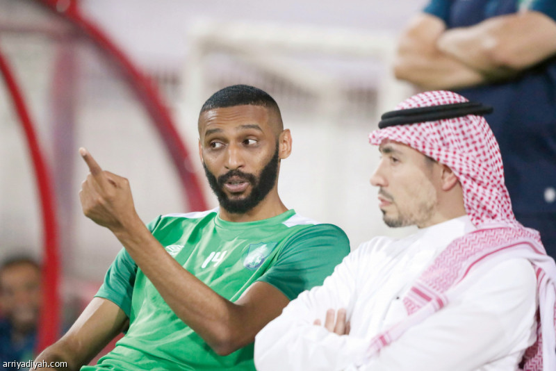صور التقطت أمس للحديث الجانبي الذي جمع عبد الله بترجي رئيس النادي الأهلي مع مهند عسيري مهاجم الفريق أثناء وجودهما في ملعب راشد في دبي استعداداً لمواجهة الفريق أمام بيرسبوليس الإيراني ولم يشارك مهند في التدريبات تصوير: بشير صالح