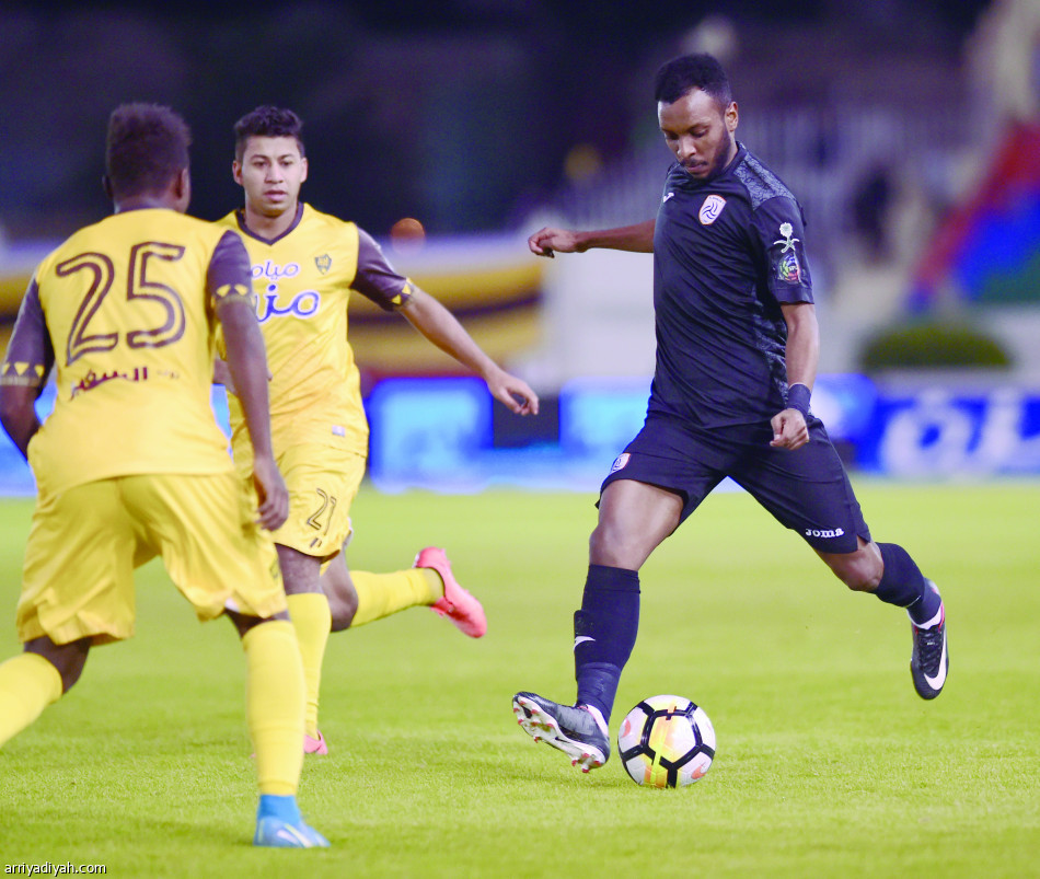 الشباب يعبر أحد.. ويلحق الخسارة الأولى بالجزائري