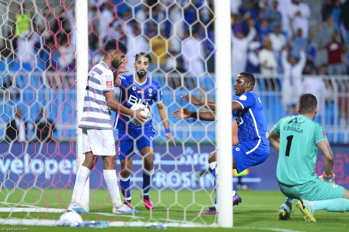 الهلال يتعثر