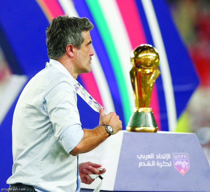 صورة التقطت أمس للكرواتي زوران مدرب فريق الهلال قبل تسلم الميدالية الفضية