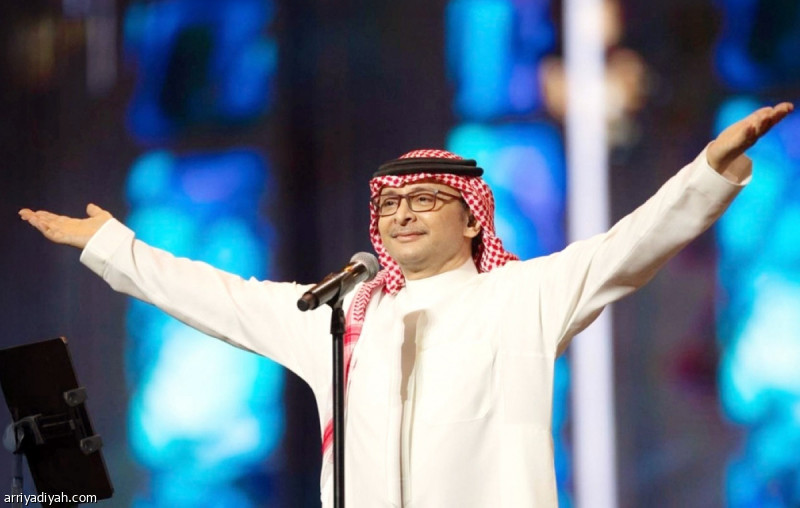 من المسرح إلى الواقع.. أمير الطرب يحتفي بالحفيد