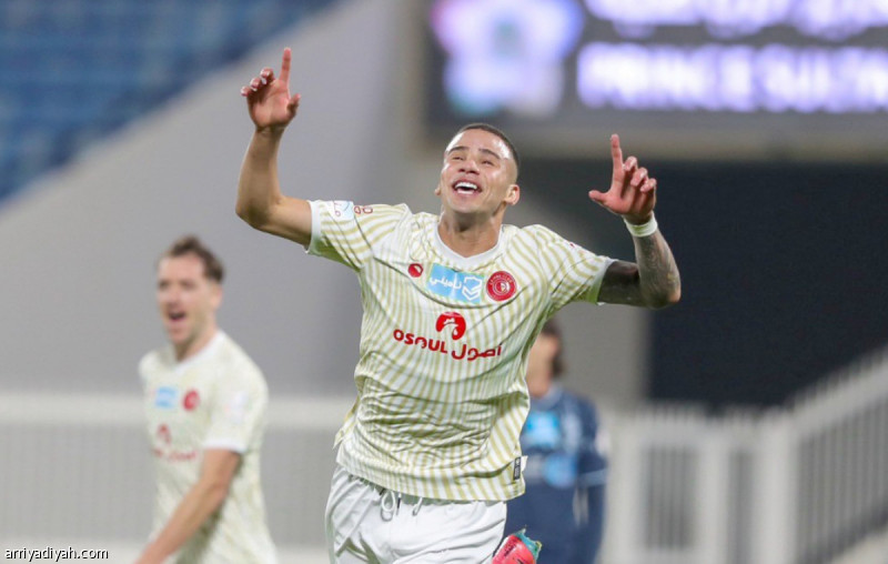 ضمك يبتعد عن الخطر ويرسل النجمة إلى «يلو»