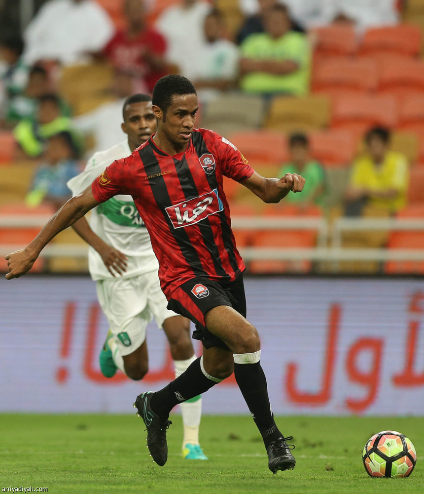 السومة يهدر ركلة جزاء .. والأهلي يفوز على الرائد بهدف عسيري