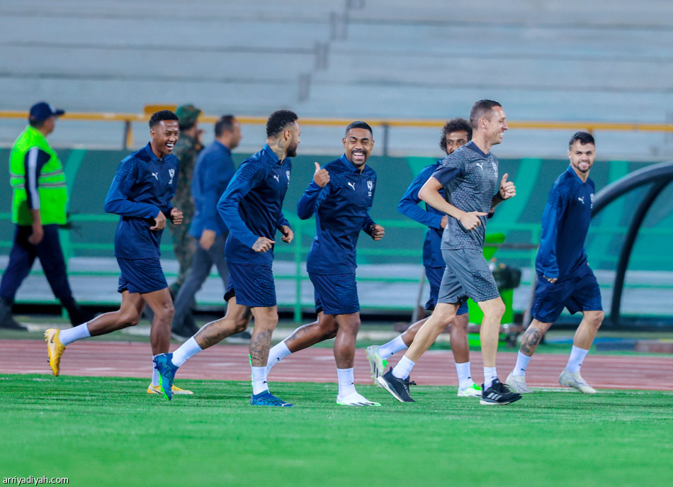 الفرج وكنو
يقودان وسط الهلال