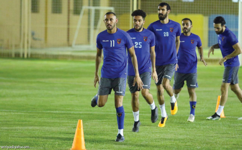 صورة التقطت أمس لعبد العزيز الناشي لاعب الحزم يتقدم زملاءه في التدريبات (المركز الإعلامي ـ الحزم)
