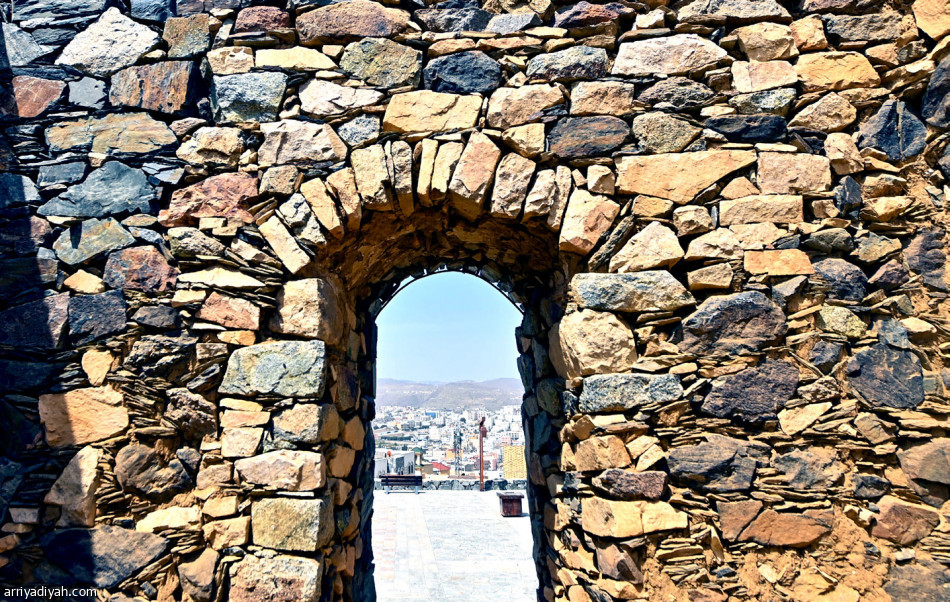 قلعة شمسان.. 
وجهة عربية