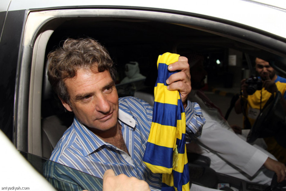معيض يستقبل كارينيو النصر بالمطار