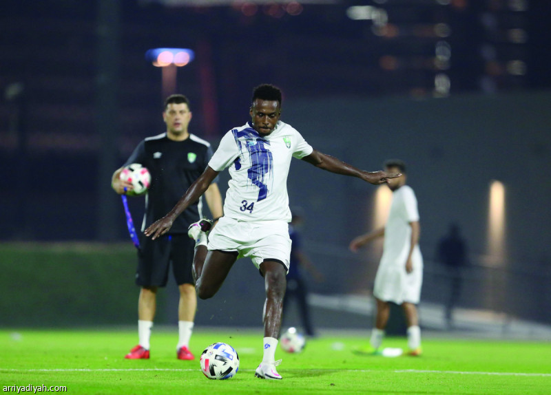 صورة التقطت أمس لمازن أبو شرارة لاعب الأهلي يستعد لتسديد الكرة خلال التدريبات .. ويبدو خلفه الصربي فلادان مدرب الفريق يتابع (المركز الإعلامي ـ الأهلي)