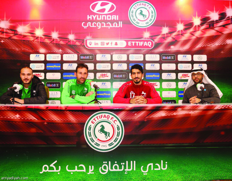 صورة التقطت أمس للإسباني بيرناس مدرب فريق الاتفاق يتحدث في المؤتمر الصحافي.. وإلى جانبه عبد الله الحافظ (المركز الإعلامي ـ الاتفاق)