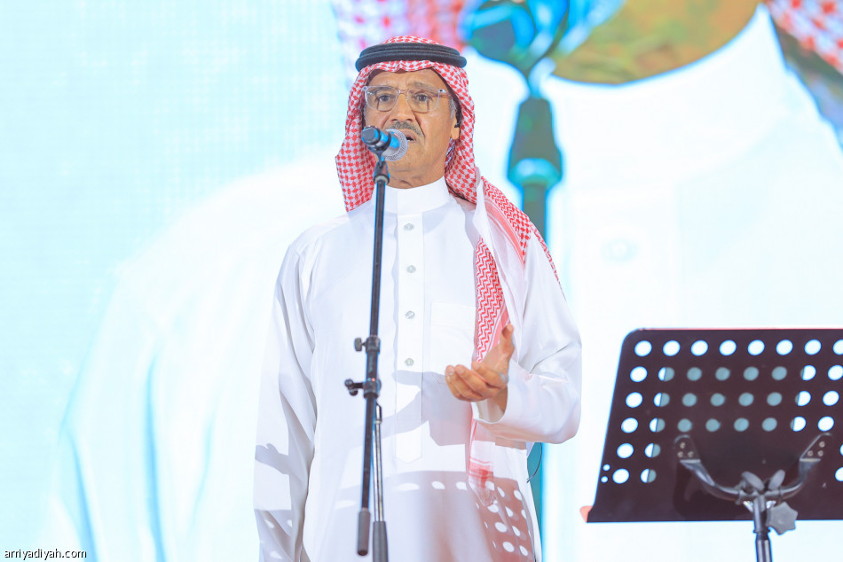 خالد عبدالرحمن يطرب حضور مسرح «جادة الإبل»