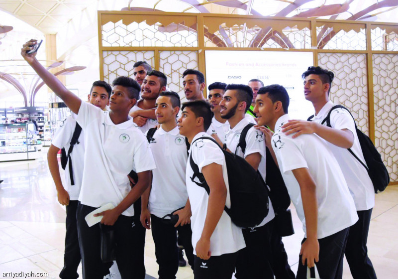 صورة التقطت أمس للاعبي المنتخب السعودي لكرة اليد يلتقطون سيلفي قبل المغادرة إلى الأردن (المركر الإعلامي ـ اتحاد اليد)