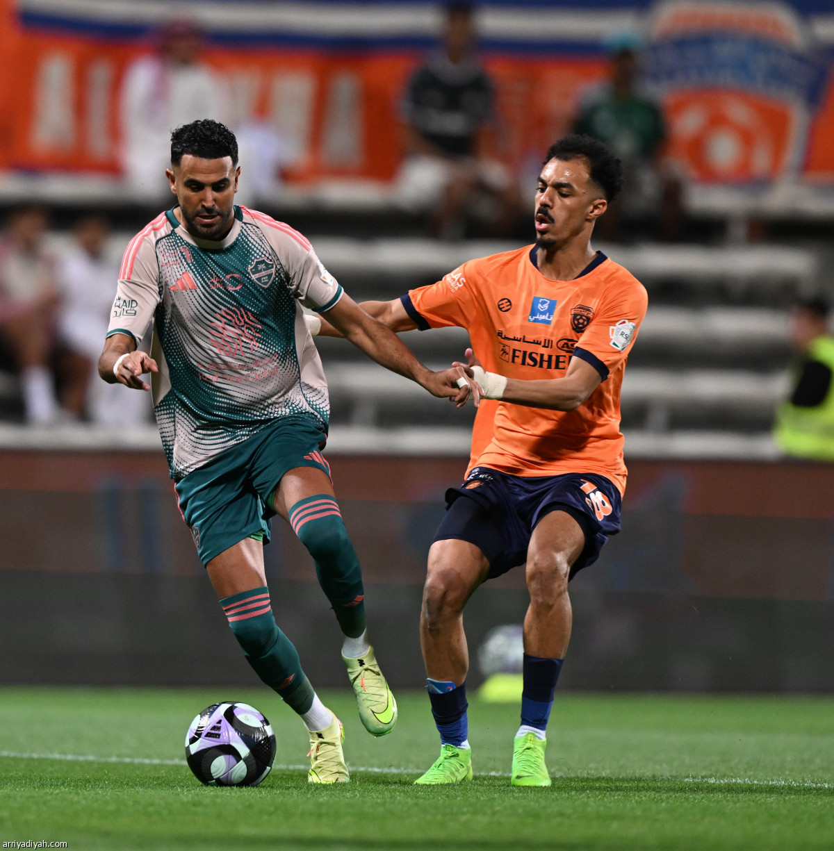 الأهلي يتعثر